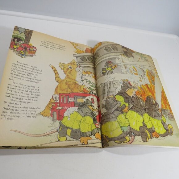 Firemouse 1980s (Old Thin Pages)Weekly Reader Paper Back Firefighter - Picture 11 of 14